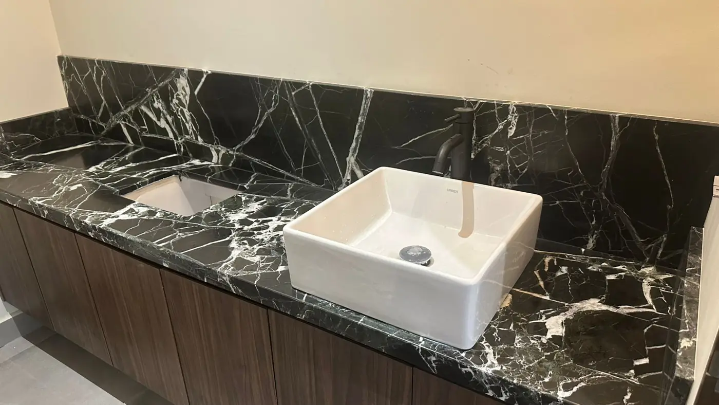 Cubierta de baño en piedra negra con lavabo