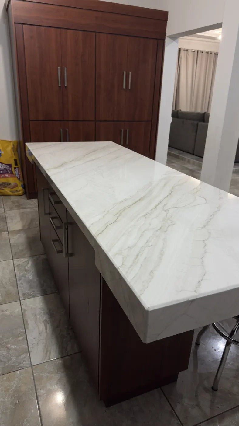 Isla de cocina con cubierta de cuarcita Mykonos blanca con vetas suaves