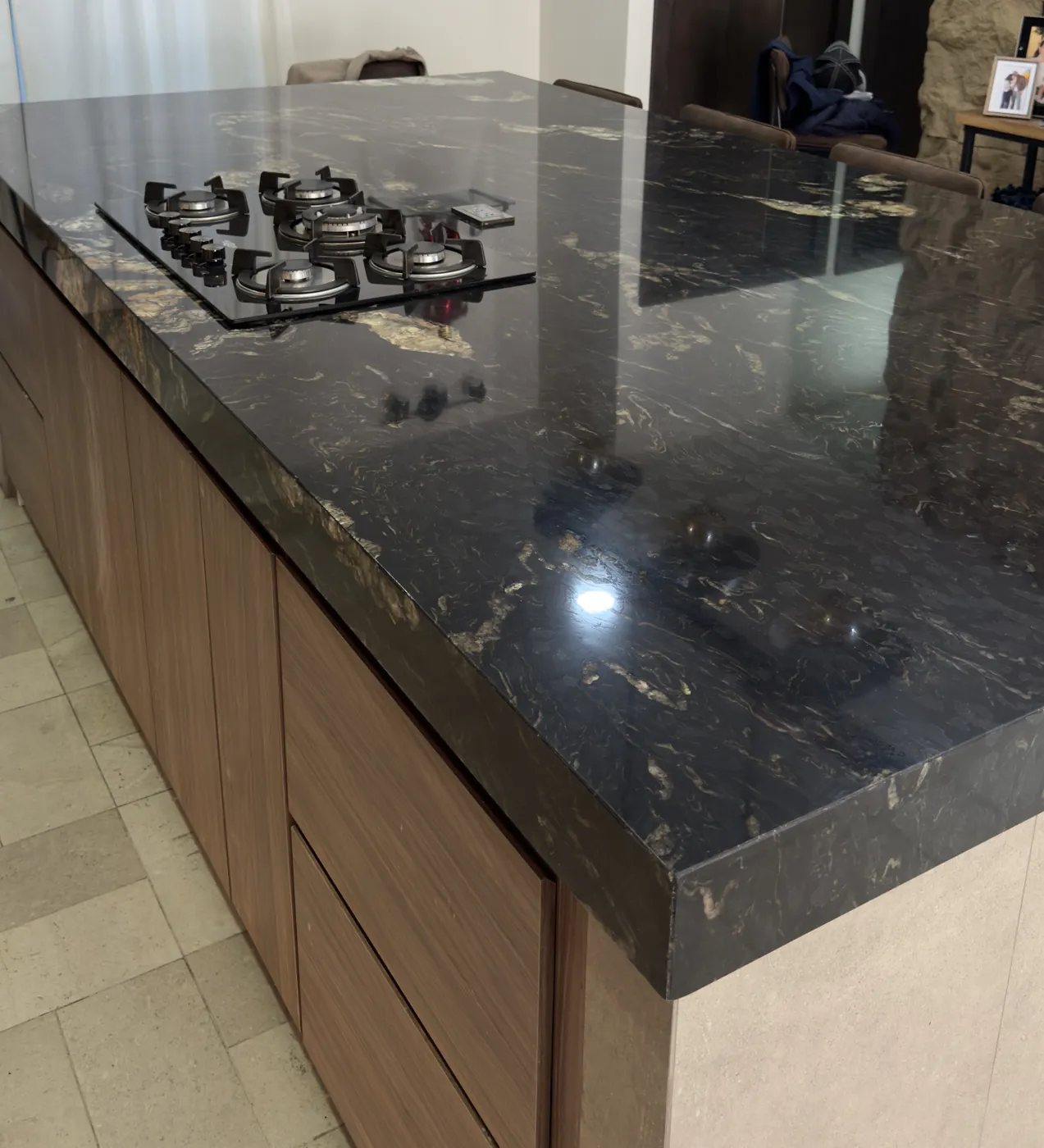 Isla de cocina con cubierta de granito Titanium Gold negro con vetas doradas y parrilla empotrada