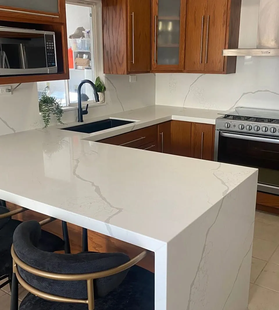 Cocina remodelada con cuarzo Calacatta