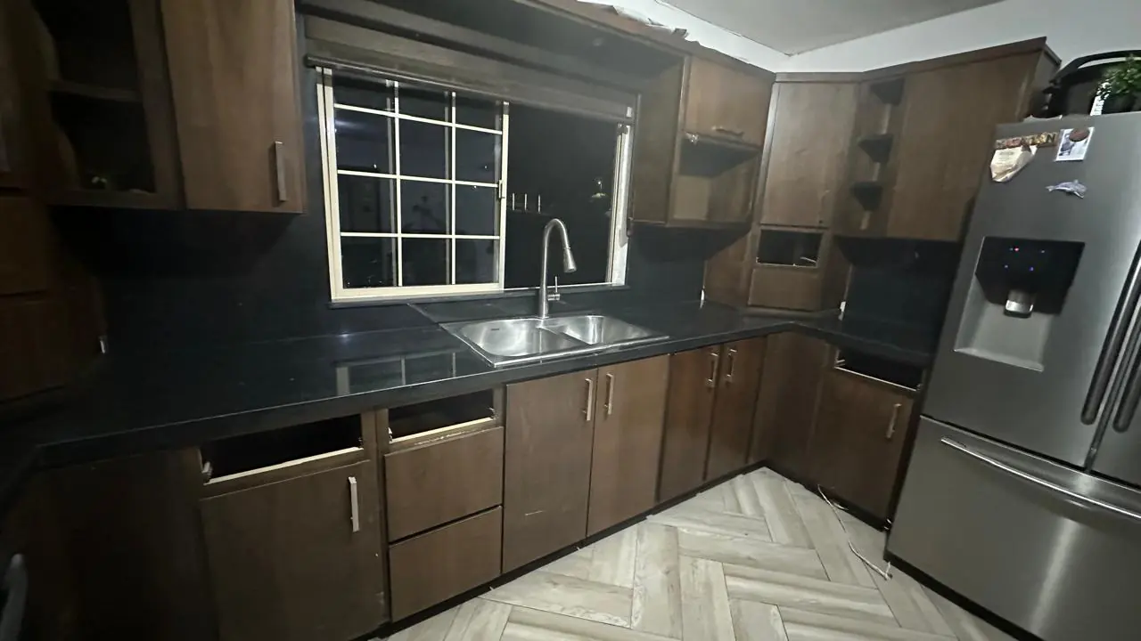 Cocina con cubierta de granito negro